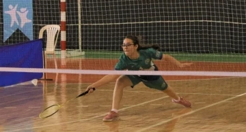 Genç yeteneklerin badminton mücadelesi başladı