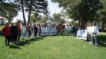 Gençler poşetleri aldı, çevredeki çöpleri topladı
