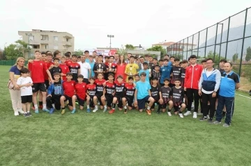 Gençlik Turnuvası’nın şampiyonluk kupasını Başkan Durbay verdi
