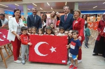 Geri dönüşüm malzemelerinden 100. yıla özel hazırlanan &quot;Türk Bayrağı&quot; sergisi açıldı
