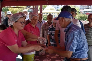 Germencik Belediyesi vatandaşlara aşure ikramında bulundu
