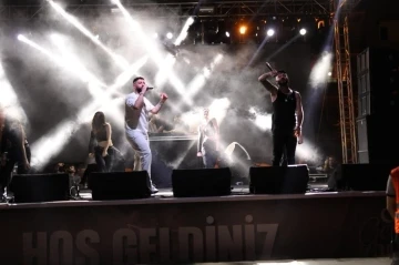 Germencikli gençler konserde doyasıya eğlendi
