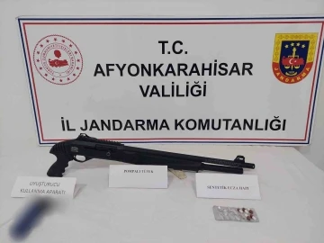 Getirdikleri uyuşturucuyu satamadan jandarmaya yakalandılar
