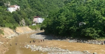 Giresun’da selin yaraları sarılıyor, kayıp şahsı arama çalışmaları sürüyor
