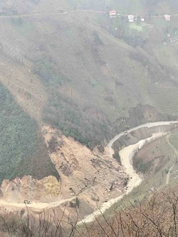 Giresun’da yol çalışması sırasında meydana gelen heyelan nedeniyle birçok köy ulaşıma kapandı
