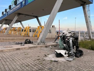 Gişeye çarpıp motoru fırlayan otomobilin sürücüsü hayatını kaybetti