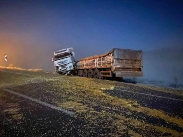 Gizli buzlanma ve sisten dolayı tırlar kaydı, 2 kişi yaralandı
