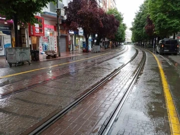 Gök gürültülü sağanak yağış sonrası sokaklar bomboş kaldı
