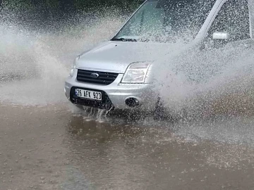 Gök gürültülü sağanak yağış sürücülere zor anlar yaşattı
