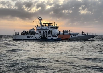 Gökçeada açıklarında batma tehlikesi geçiren 29 kaçak göçmen kurtarıldı
