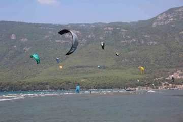 Gökova Körfezi’ni kitesurfçüler renklendiriyor
