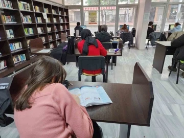 Gölcük Belediyesi kütüphaneleri gençlerin uğrak noktası oldu
