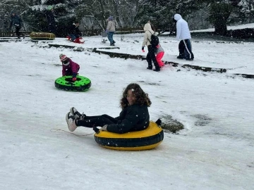 Gölcük’te kar yağışının tadını şambrellerle kayarak çıkardılar