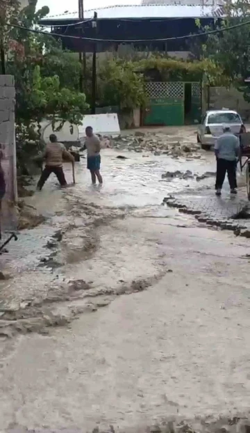 Göle dönen sokaklar vatandaşlara zor anlar yaşattı
