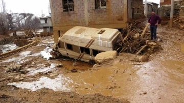 Göletin set duvarı yıkıldı, hayvanlar telef oldu, araçlar kullanılamaz hale geldi
