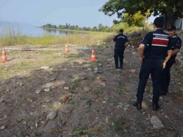 Gölün içinde patlamamış el bombası bulundu