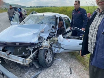 Gönen’de otomobil ile kamyon kafa kafaya çarpıştı: 3 yaralı
