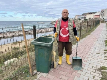 Gönüllü olarak mahalleyi temizliyor