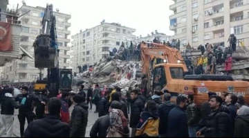 Gördüğü rüya üzerine ailesinin vefat ettiğini anlayan acılı baba, depremde eşini ve 4 evladını kaybetti
