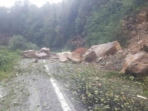 Görele’de heyelan grup köy yolunu ulaşıma kapattı
