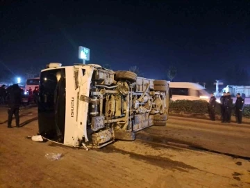 Göreve giden polisleri taşıyan midibüs devrildi, 25 polis hafif şekilde yaralandı
