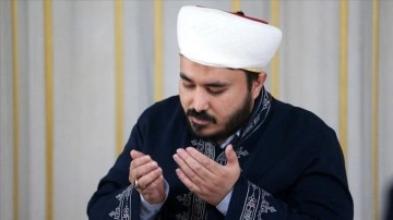 Görme yetisini 18 yaşında kaybeden imam engelleri meslek aşkıyla aşıyor