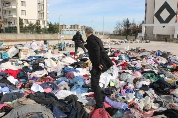 Gözü yaşlı baba 2 çocuğunu kaybetti, geriye enkazdan çıkarılan eşyalardaki kokusu kaldı