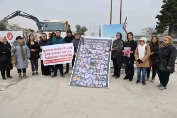 Gözü yaşlı depremzede aileler, kayıp olan yakınlarından gelecek haberleri umutla bekliyor
