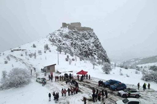 Gümüşhane’de 152 genç kar altında tarihi kaleyi keşfetti
