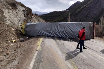 Gümüşhane’de kontrolden çıkan tır yan yattı: 1 yaralı
