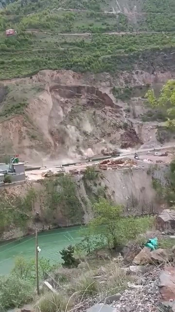 Gümüşhane’de meydana gelen heyelan saniye saniye görüntülendi
