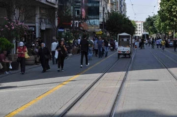 Güneşli alanlardan kaçınan vatandaşlar gölgelerde kalabalık oluşturdu
