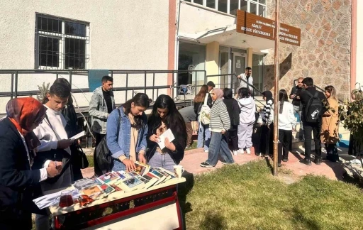 Güneşli bir günde kitap okuma etkinliği
