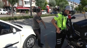 Güneşli havada sis farı yakınca ceza yedi, &quot;Sis farlarının açık olması hoşuma gidiyor&quot; dedi
