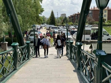 Güneşli havayı fırsat bilen vatandaşlar soluğu parklarda aldı
