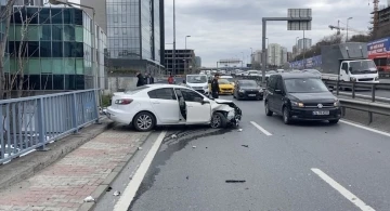 Güngören’de hızını alamayan otomobil önce minibüse, sonra demir korkuluklara çarptı
