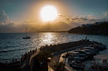 Günün her saati farklı manzara sunuyor, turistleri kendine hayran bırakıyor
