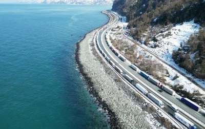 Gürcistan yoğun kar yağışı nedeniyle Artvin’de uzun tır kuyrukları oluştu