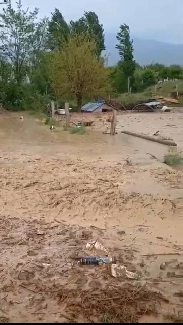 Güroymak’ta sağanak yağış sele yol açtı
