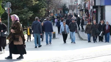 Güzel havayı fırsat bilen vatandaşlar sokaklara akın etti
