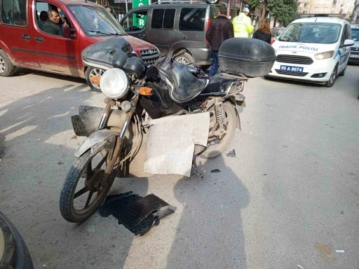 Hafif ticari araç ile motosiklet çarpıştı: 1 yaralı
