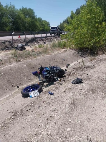 Hafif ticari araç ile motosiklet çarpıştı: 2 ölü, 2 yaralı
