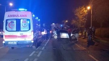 Hafif ticari araç ile otomobil çarpıştı: 2 yaralı
