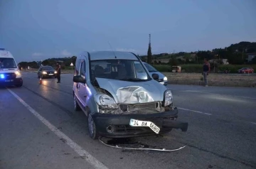 Hafif ticari araç otomobile çarptı: 8 yaralı
