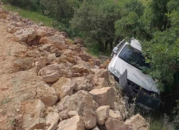 Hafif ticari araç şarampole devrildi: 1 yaralı
