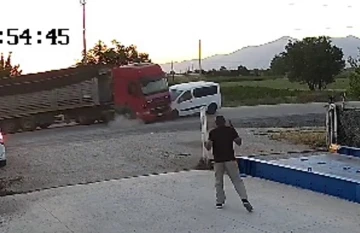 Hafif ticari aracın tır ile çarpışma anı kamerada: 1 yaralı
