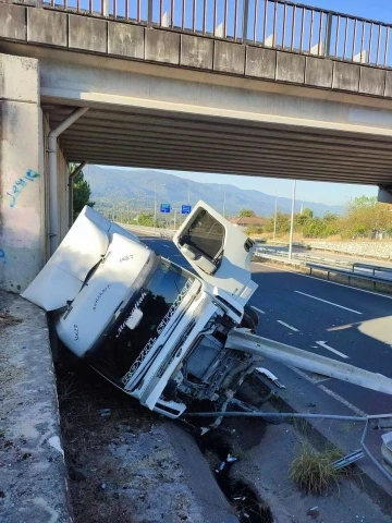 Hafriyat kamyonu bariyerlere saplandı: 1 yaralı
