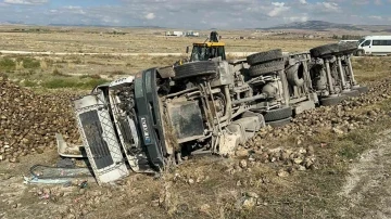 Hafriyat kamyonu şeker pancarı taşıyan tıra çarptı, 3 kişi yaralandı
