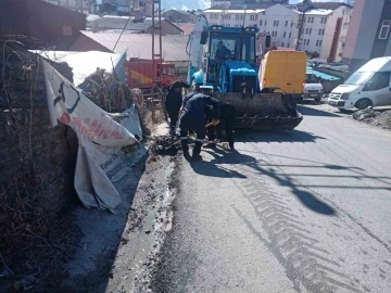 Hakkari Belediyesi kanal temizliği başlattı
