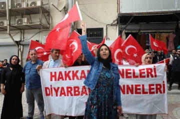 Hakkari’de annelerin evlat nöbeti devam ediyor
